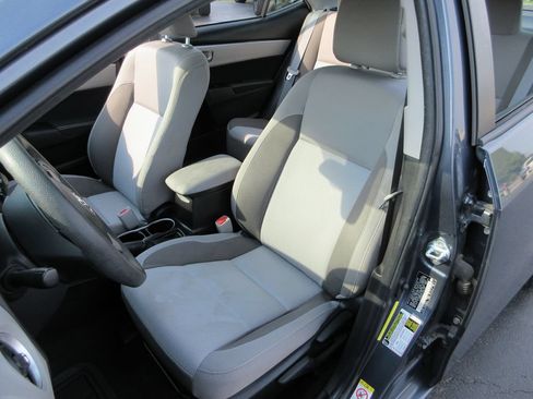 Used 2018 Toyota Corolla LE FWD image 15