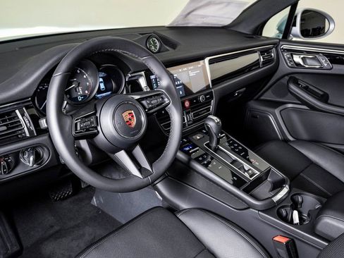 New 2026 Porsche Macan image 4