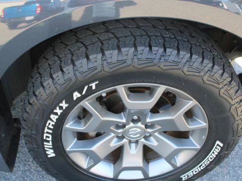 Used 2014 Nissan Frontier SL image 11