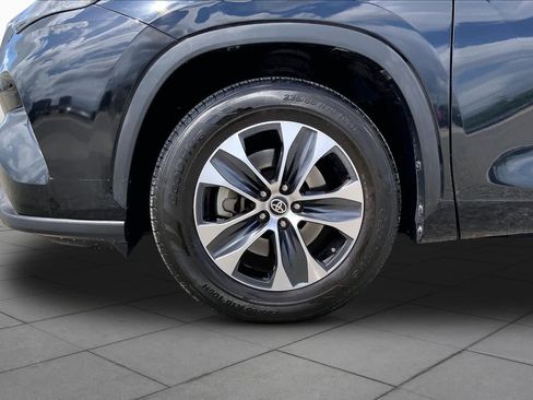 Used 2023 Toyota Highlander XLE image 11