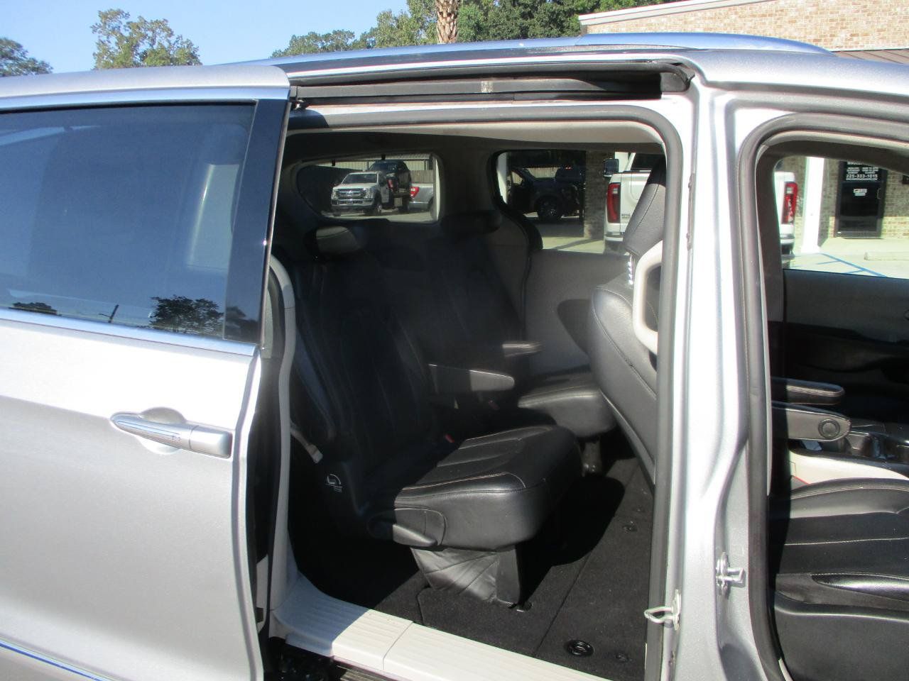 Used 2020 Chrysler Pacifica Touring-L FWD image 12