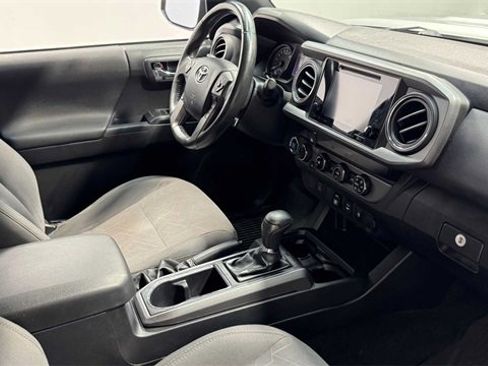 Used 2018 Toyota Tacoma TRD Sport image 11