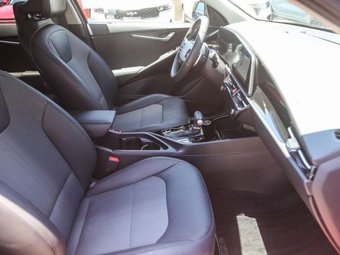 Certified 2023 Kia Niro EX Touring FWD image 17