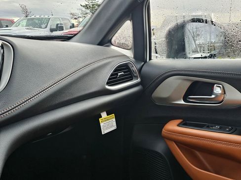 New 2026 Chrysler Pacifica Pinnacle image 25