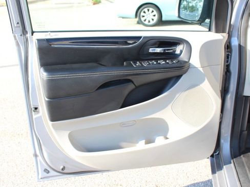 Used 2018 Dodge Grand Caravan SXT image 9