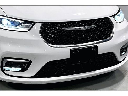 Used 2024 Chrysler Pacifica Touring-L image 31