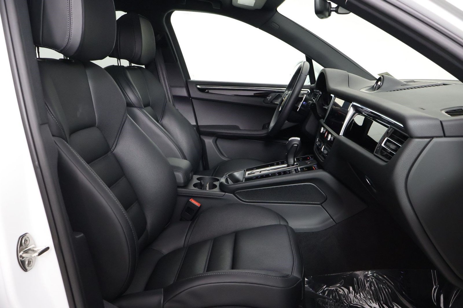 Certified 2026 Porsche Macan AWD/4WD image 31