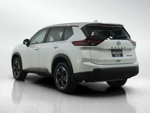 Used 2024 Nissan Rogue SV image 3
