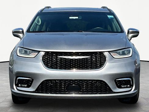 Used 2021 Chrysler Pacifica Limited w/ Uconnect Theater Family Group FWD image 2
