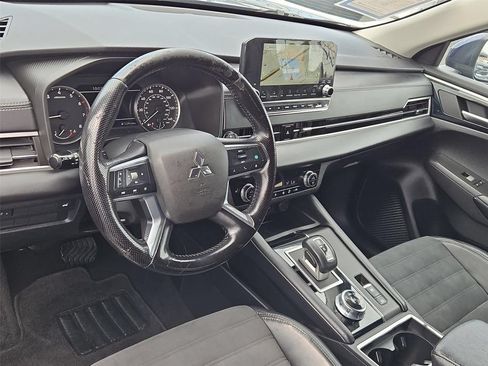 Used 2022 Mitsubishi Outlander SE FWD image 2