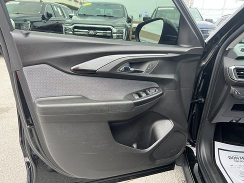 Used 2023 Chevrolet TrailBlazer LT w/ Convenience Package FWD image 12
