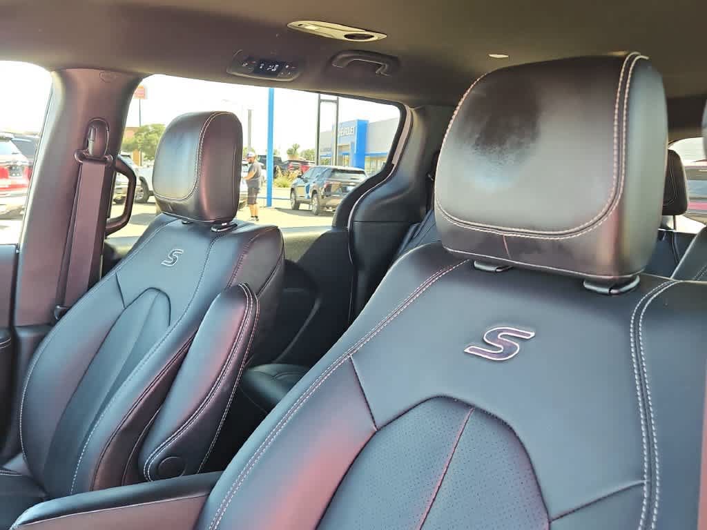 Used 2024 Chrysler Pacifica Limited FWD image 15