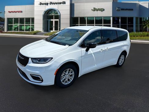 New 2026 Chrysler Pacifica Select image 3