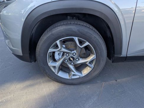 Used 2025 Chevrolet Trax LT w/ LT Convenience Package image 13