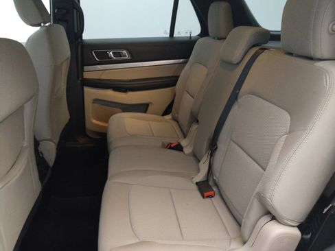 Used 2018 Ford Explorer XLT image 18