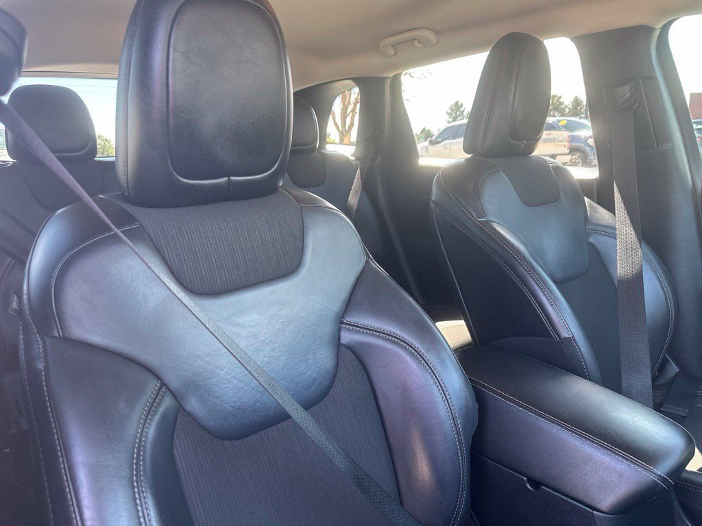 Used 2018 Jeep Cherokee Latitude Plus w/ Cold Weather Group AWD/4WD image 32