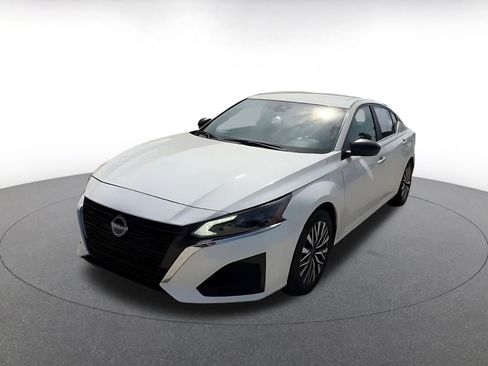 Used 2025 Nissan Altima 2.5 SV FWD image 7