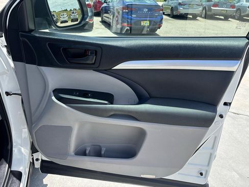 Used 2018 Toyota Highlander LE AWD/4WD image 27