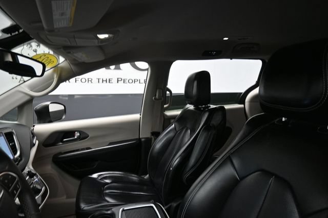Used 2023 Chrysler Pacifica Touring-L FWD image 18