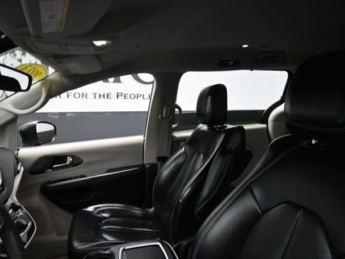 Used 2023 Chrysler Pacifica Touring-L FWD image 18