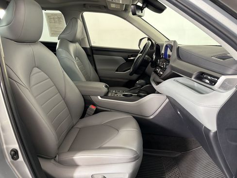 Used 2023 Toyota Highlander XLE AWD/4WD image 19
