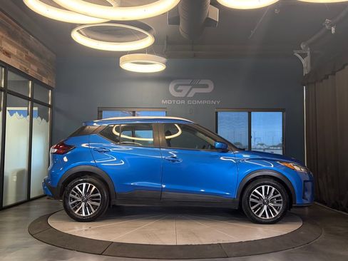 Used 2022 Nissan Kicks SV FWD image 2