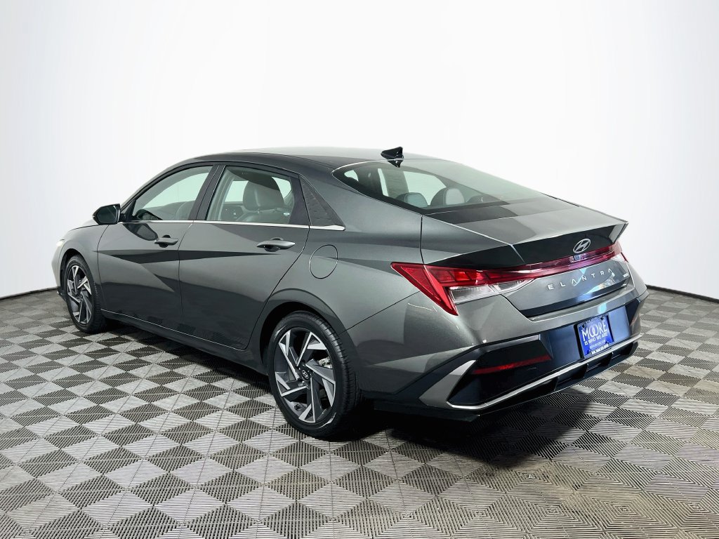 Used 2025 Hyundai Elantra Limited FWD image 5