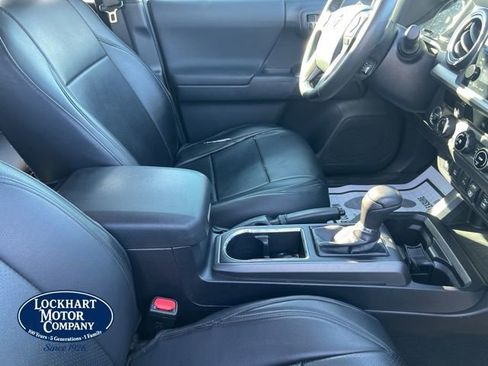 Used 2018 Toyota Tacoma TRD Sport w/ Technology Package image 39