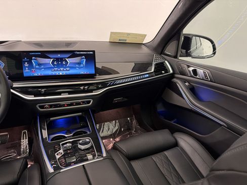 Used 2025 BMW X7 M60i AWD/4WD image 28