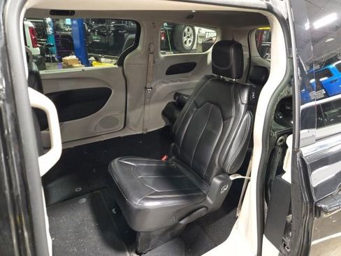 Used 2023 Chrysler Pacifica Touring-L FWD image 12
