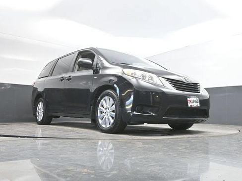 Used 2017 Toyota Sienna LE AWD/4WD image 42