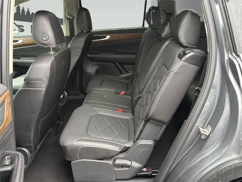 Used 2025 Volkswagen Atlas SE AWD/4WD image 28