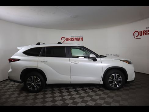 Used 2023 Toyota Highlander XLE image 11