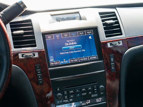 Used 2013 Cadillac Escalade Premium AWD/4WD image 24