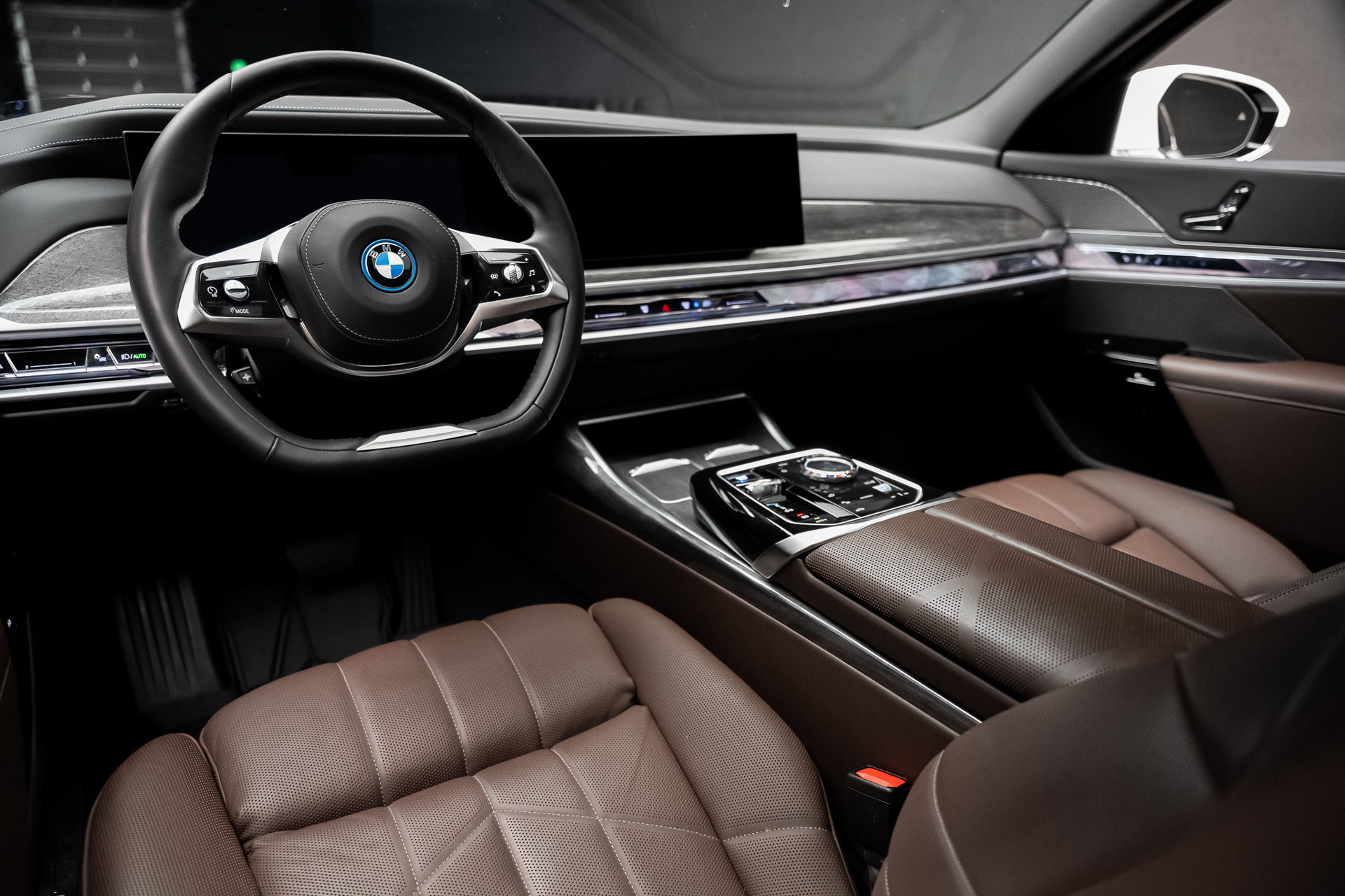 Used 2024 BMW i7 eDrive50 w/ Executive Package RWD image 2
