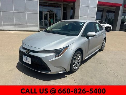 Used 2022 Toyota Corolla LE FWD image 2