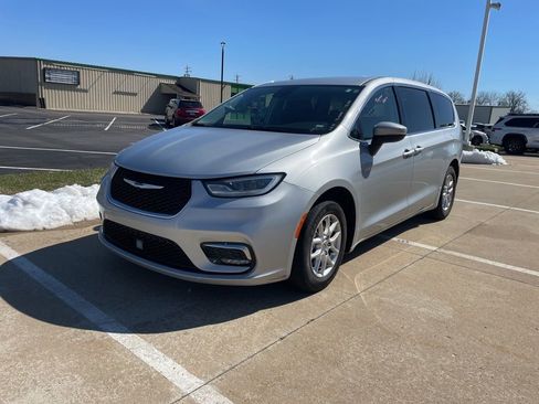 Used 2023 Chrysler Pacifica Touring-L image 2