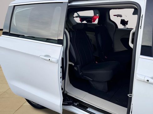 Used 2023 Chrysler Voyager LX image 28