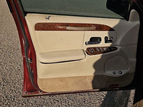Used 2001 Lincoln Town Car Signature image 11