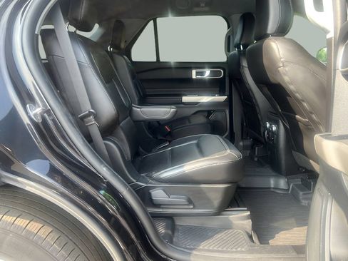 Used 2022 Ford Explorer XLT w/ Equipment Group 202A AWD/4WD image 38