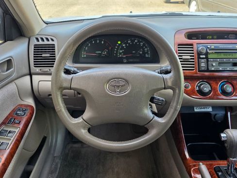 Used 2004 Toyota Camry LE image 14