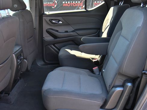 Used 2022 Chevrolet Traverse LT image 34