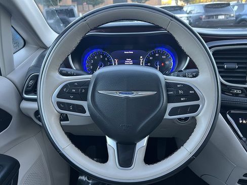 Used 2017 Chrysler Pacifica Limited w/ Tire & Wheel Group image 36