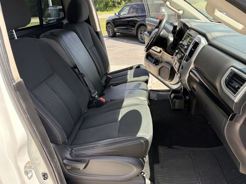 Used 2017 Nissan Titan SV RWD image 18