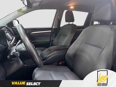 Used 2019 Toyota Highlander LE FWD image 21