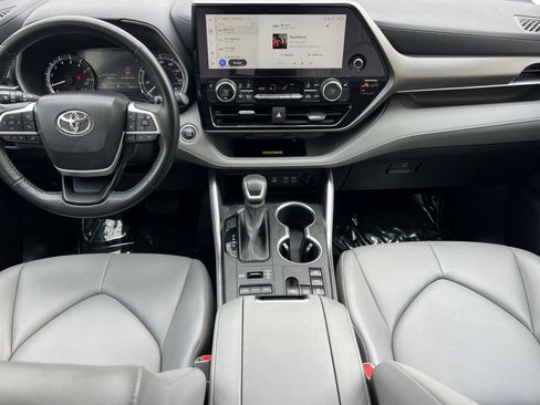 Used 2023 Toyota Highlander XLE AWD/4WD image 13