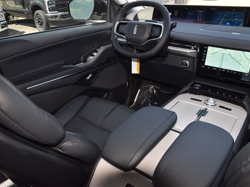 New 2025 Lincoln Navigator Reserve image 23