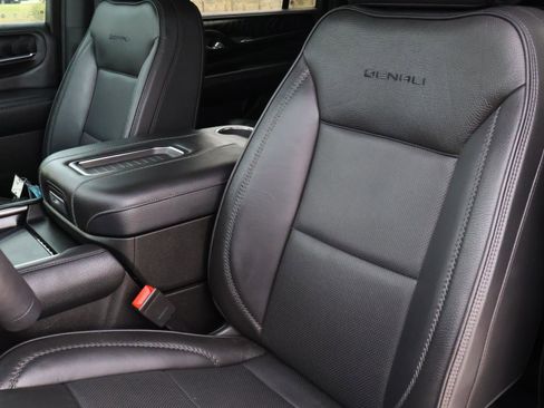 Used 2023 GMC Yukon XL Denali w/ Denali Reserve Package image 16