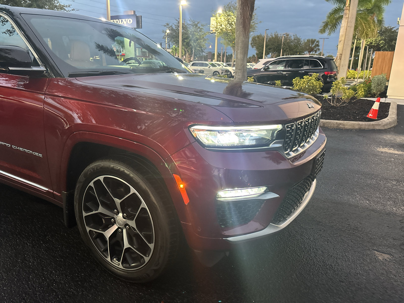 Used 2024 Jeep Grand Cherokee Summit AWD/4WD image 10
