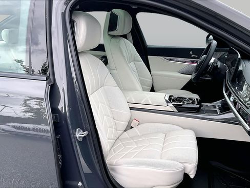 Certified 2026 BMW 740i xDrive AWD/4WD image 9
